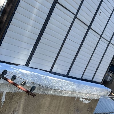 איטום גג עם חומר לבן ליד חלון תריסים