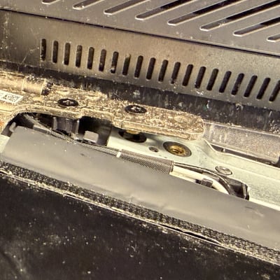 חלק פנימי של מחשב נייד עם צירים וחיבורים