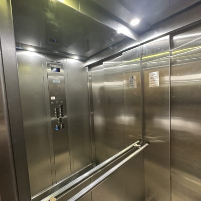 פנים מעלית עם קירות מתכת וכפתורים