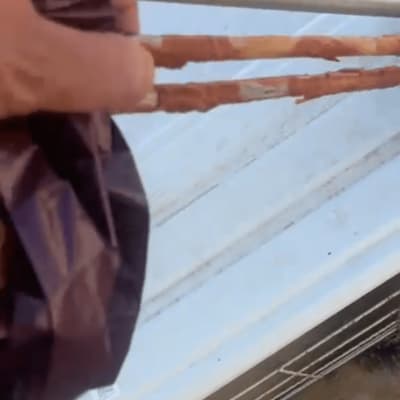 יד מחזיקה צינורות על גג, כנראה קשור לתחום סולארי