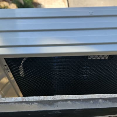התקנת יחידה חיצונית של מזגן על זרועות תלייה מחוץ לבית