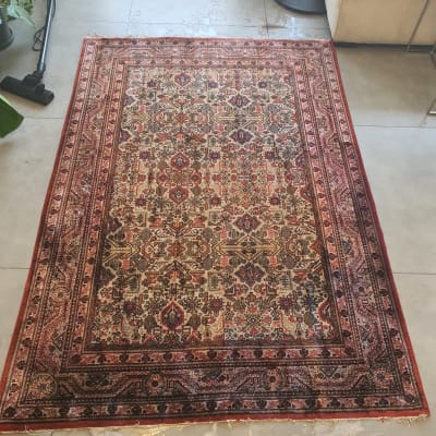 שטיח על רצפה עם שואב אבק בצד