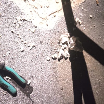 כלי עבודה על רצפה עם שאריות חומר