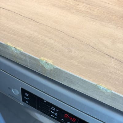 משטח עבודה מעץ על גבי מדיח כלים