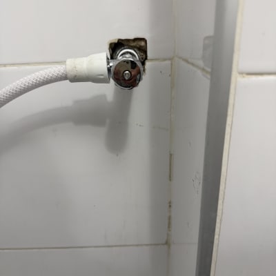 חיבור צינור מים לקיר בחדר אמבטיה