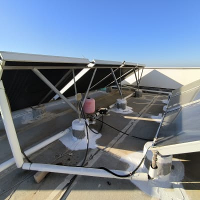 מערכת איטום על גג עם צינורות ומחברים