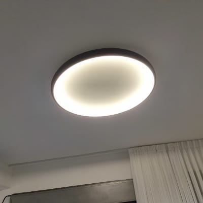 תאורה עגולה מותקנת בתקרה לבנה