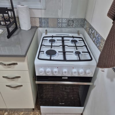 תנור גז עם ארבעה מבערים וכפתורי שליטה