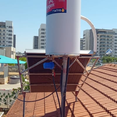 דוד שמש על גג רעפים עם קולטים וצינורות