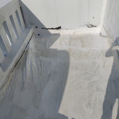 איטום גג עם חומר לבן ושחור בפינות