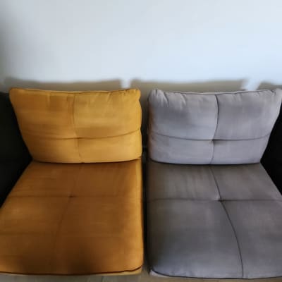 ספות בצבעים שונים, אחת צהובה ואחת אפורה