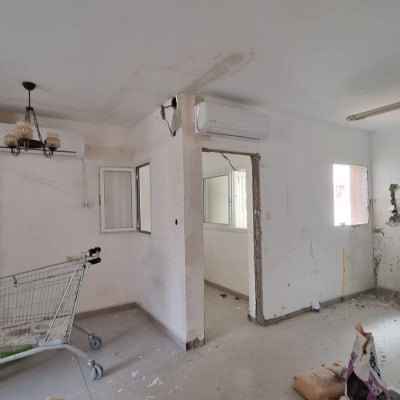 שני מזגנים מותקנים על קירות בחדר שיפוצים