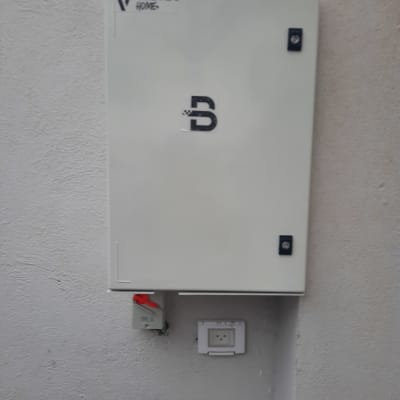 ארון חשמל עם שקע חשמלי על קיר