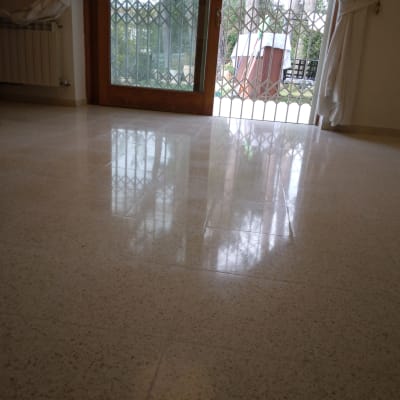 רצפה מבריקה ונקייה ליד דלת זכוכית