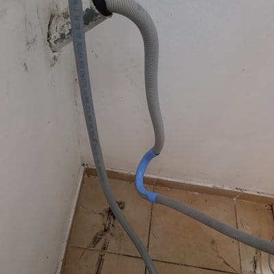 חיבור צינור ניקוז שרשורי וצינור מים לפתח ניקוז בקיר