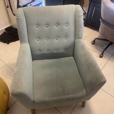 כורסה ירוקה עם כתמים לניקוי