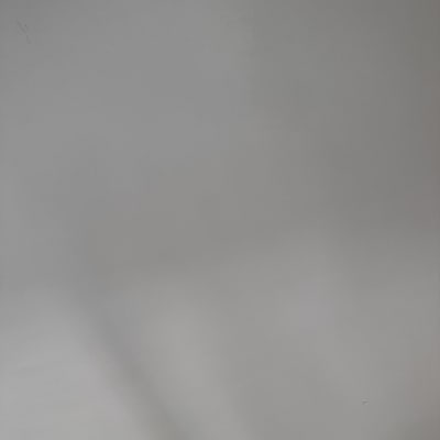 קיר צבוע בגוון אפור עם צללים עדינים