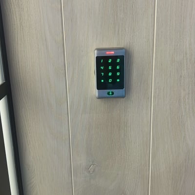 לוח מקשים דיגיטלי על קיר עץ