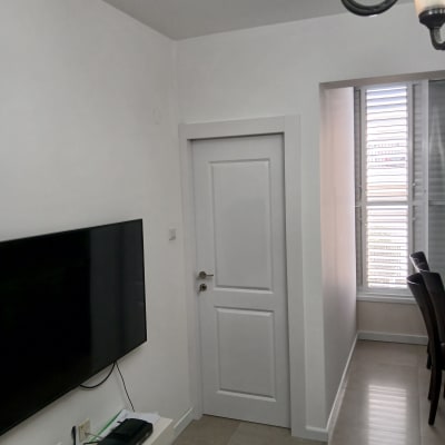 קיר גבס עם דלת וחלון