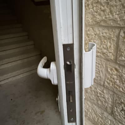 דלת כניסה עם ידית ומנעול