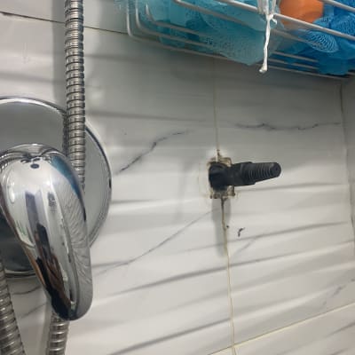 צינור מים חשוף בקיר חדר אמבטיה