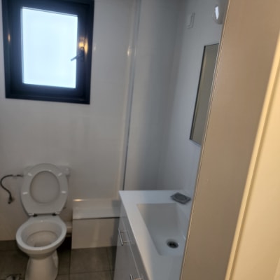 שירותים וכיור בחדר אמבטיה נקי