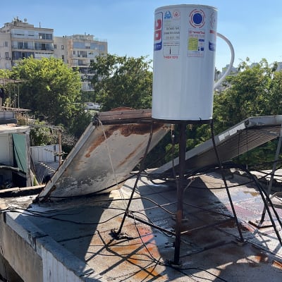 דוד שמש על גג עם קולטים וחוטים