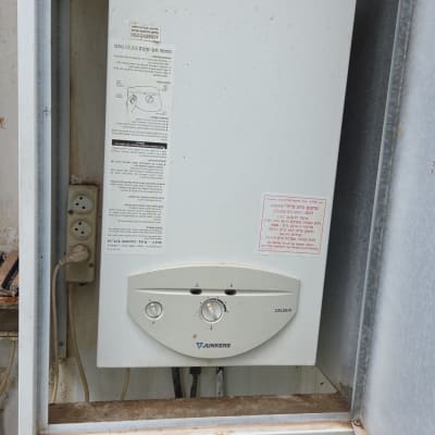מחמם מים גז מותקן עם לוח בקרה