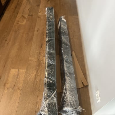 שני חפצים עטופים בניילון על רצפת עץ