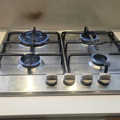 כיריים גז עם להבות כחולות במטבח