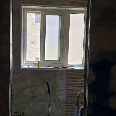 חלון אלומיניום עם כלים לידו