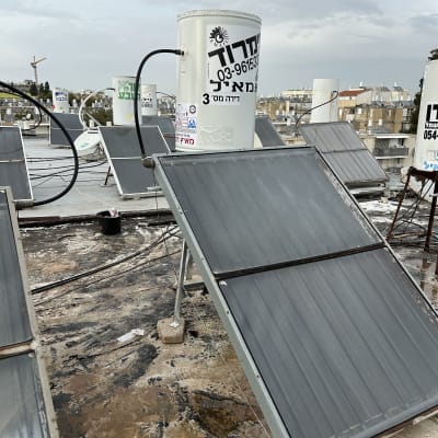 דוד שמש עם קולטים על גג בניין