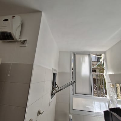 חדר אמבטיה עם חלון פתוח ומאוורר קיר