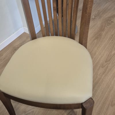 כיסא עץ עם ריפוד מושב בצבע בז