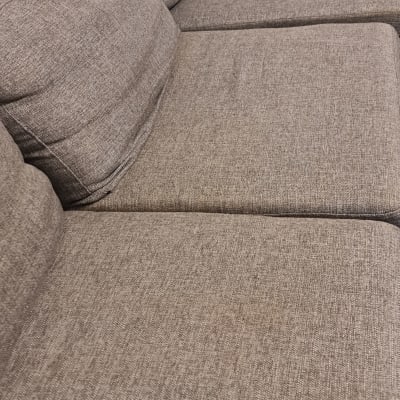 ספה אפורה עם כריות מושב ומשענת