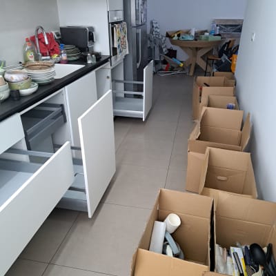 ארגזים פתוחים עם כלים במטבח בתהליך ארגון