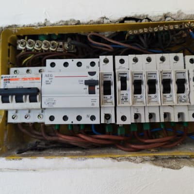 לוח חשמל עם מפסקים וחוטים חשמליים