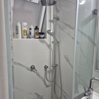 מקלחת עם ראש מקלחת וכיור, ללא אנשים