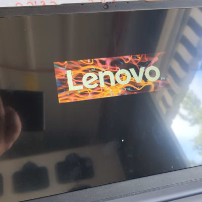 מסך מחשב נייד עם לוגו לנובו צבעוני