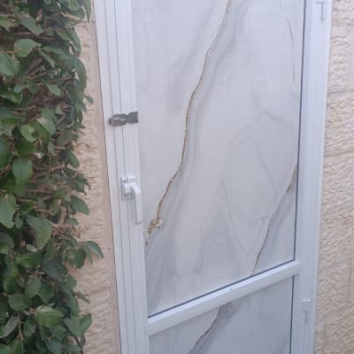 דלת אלומיניום לבנה עם ידית ומנעול