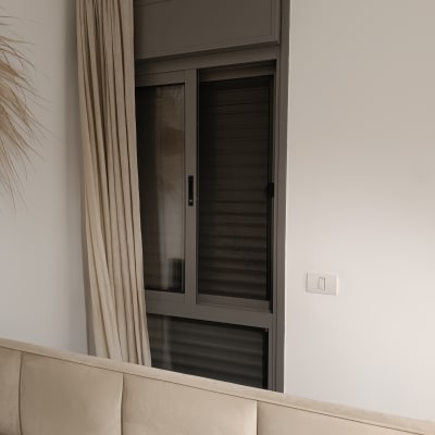 חלון עם תריסים ווילון בחדר שינה