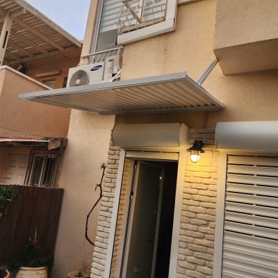 גגון אלומיניום מעל דלת כניסה לבית