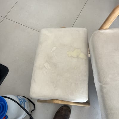 ניקוי כתמים משרפרף מרופד בבד באמצעות מרסס חומרים מקצועי
