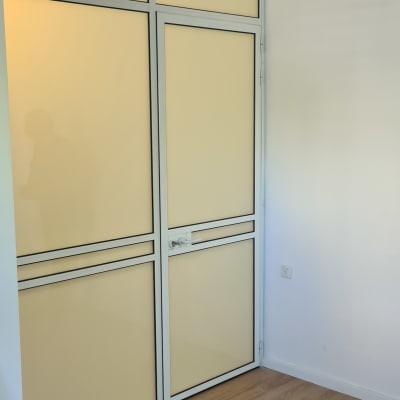 דלת אלומיניום עם מסגרת לבנה וחלונות חלביים