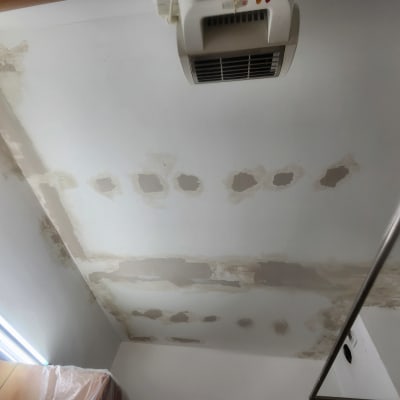 תיקוני טיח בתקרה לפני צביעה