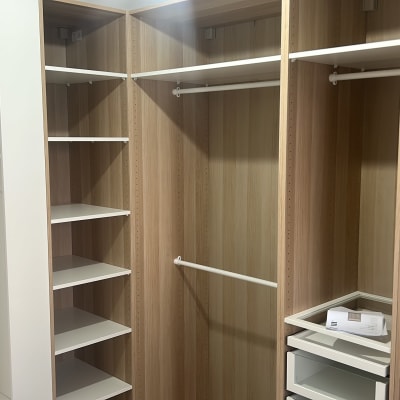 ארון בגדים עם מדפים ומוטות תלייה