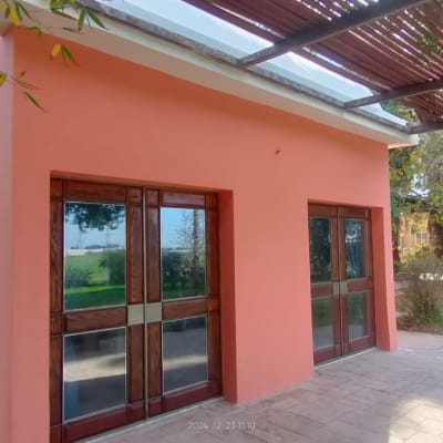 קיר ורוד עם דלתות עץ וזכוכית