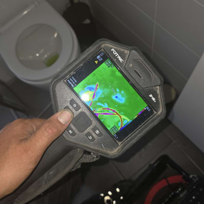 מכשיר תרמי לאיתור נזילות בשירותים