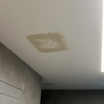 תיקון טיח בתקרה עם טלאי מרובע