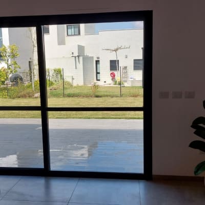 רצפה רטובה מניקוי ליד חלון זכוכית גדול